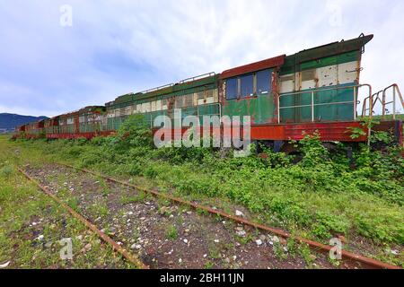 Verlassene alte Eisenbahn aus der kommunistischen Ära in Albanien Stockfoto