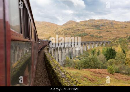 Jacobite Dampfzug durch das Glenfinnan Viadukt in den Highlands of Scotland Stockfoto