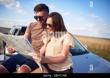 Koppeln Sie mit der Karte, und wählen Sie die beste Straße für eine Autoreise Stockfoto