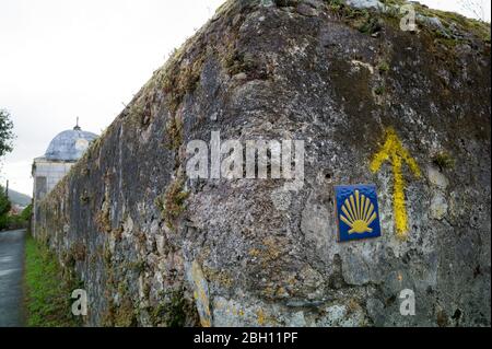 Die gelbe Jakobsmuschel Unterschrift auf dem Weg nach Santiago de Compostela Stockfoto