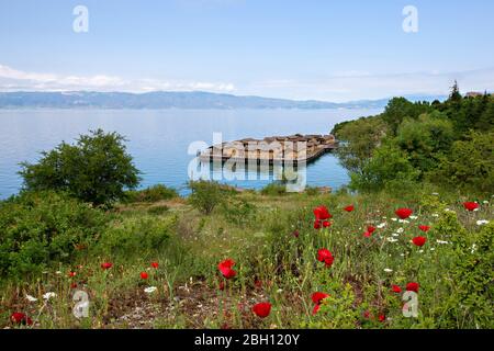 Knochen-Bucht am Ohridsee mit Häusern auf Stelzen, in Mazedonien Stockfoto