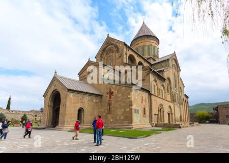 Mzcheta, Georgien - 28. April 2017: Menschen in der Nähe von Svetizchoveli Kathedrale in der historischen Stadt Mzcheta, Georgien Stockfoto