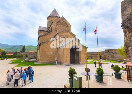 Mzcheta, Georgien - 28. April 2017: Peole in der Nähe von Svetizchoveli Kathedrale in der historischen Stadt Mzcheta, Georgien Stockfoto