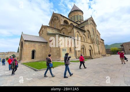 Mzcheta, Georgien - 28. April 2017: Menschen in der Nähe von Svetizchoveli Kathedrale in der historischen Stadt Mzcheta, Georgien Stockfoto