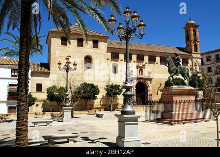 Blick auf das Kloster (Convento de Santa Catalina) auf der Plaza Guerrero Munoz und eine Statue von Fernando I (König von Aragon), Antequera, Spanien. Stockfoto