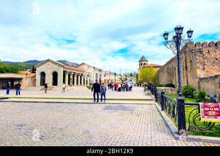 Mzcheta, Georgien - 28. April 2017: Blick auf die Straße in der Nähe des alten historischen Wahrzeichen Svetizchoveli Kathedrale Stockfoto