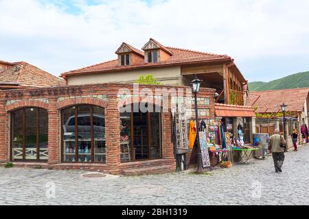 Mtskheta, Georgien - 28. April 2017: Street View mit Geschenk Souvenir Geschäfte im alten historischen Wahrzeichen der Stadt Stockfoto