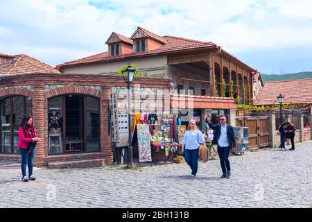 Mtskheta, Georgien - 28. April 2017: Street View mit Geschenk Souvenir Geschäfte im alten historischen Wahrzeichen der Stadt Stockfoto