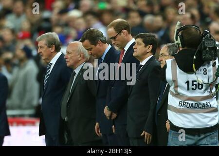 LONDON, ENGLAND - Roy Hodgson, der England Manager, David Cameron, der Premierminister und seine Hoheit Prinz William während des internationalen Freundschaftsspiel zwischen England und Frankreich im Wembley Stadion am Dienstag, den 17. November 2015. (Credit Ryan Dinham, Mi News) Stockfoto