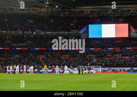LONDON, ENGLAND - Spieler und Zuschauer beobachten ein Schweigeminute als Anerkennung der Terroranschläge, die am Abend des vergangenen Freitag, den 13. November, während des Internationalen Freundschaftsspiels zwischen England und Frankreich im Wembley-Stadion am Dienstag, den 17. November 2015 in Paris stattfanden. (Credit Ryan Dinham, Mi News) Stockfoto