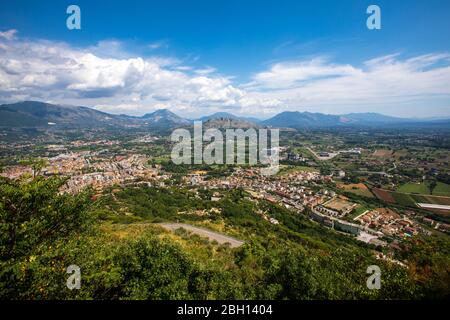 Cassino / Italien - August 17 2019: Luftaufnahme von Cassino in Italien. Panorama und Landschaft. Rathaus in der Provinz Frosinone, Mittelitalien, bei t Stockfoto