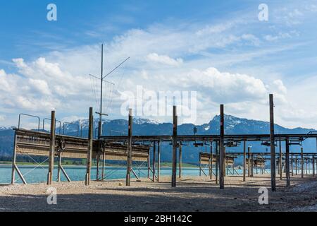 Der forggensee ist ein Stausee in süddeutschland. Aufgrund des Wasserkraftwerks gibt es im Winter nicht viel Wasser im See und im Winter Stockfoto