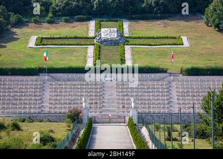 Polnischer Militärfriedhof von Montecassino. Der polnische Kriegsfriedhof am Monte Cassino in Italien. Katholische, jüdische und orthodoxe Religion. Stockfoto