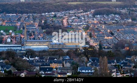 Industrielle viktorianische Textilfabrik, Kunstgalerie, hoher Kamin, Stadthäuser, gemischte Gehäuse, Dämmerung - Salze Mill High view, Saltaire, Bradford, England Großbritannien Stockfoto