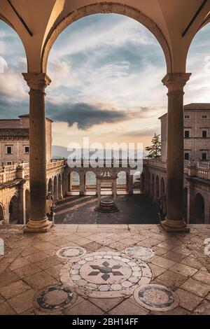 Abtei von Montecassino, von der Haupttreppe aus gesehen. Benediktinerkloster. Bogen und Panoramaterrasse. Historische Barockarchitektur. Stockfoto