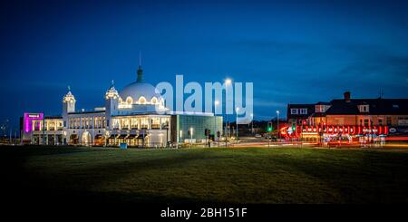 Spanischer Stadtdom bei Nacht, Whitley Bay, Tyne and Wear, England, Großbritannien, GB. Europa. Stockfoto
