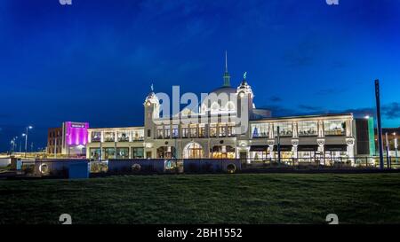 Spanischer Stadtdom bei Nacht, Whitley Bay, Tyne and Wear, England, Großbritannien, GB. Europa. Stockfoto