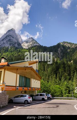 GOSAU, ÖSTERREICH - 4. JULI 2019: Gosaukammbahn über dem Vorderer Gosausee unter dem Donnerkogel am 4. Juli 2019 in Gosau, Österreich. Stockfoto