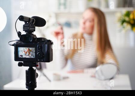 Anzeige des Video-Blogs für blonde Beauty-Blogger-Frau mit Make-up zu Hause Studio. Influencer vlogger Mädchen Live-Streaming Kosmetik Stockfoto
