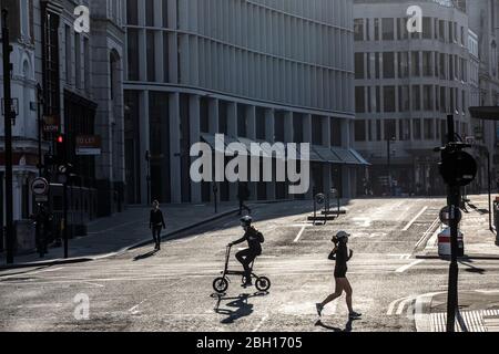 London, Großbritannien. April 2020. London, Großbritannien. April 2020. Ein einiger Pendler radelt heute früh in der City of London über den Ludgate Circus, da die Lockdown-Maßnahmen in den nächsten drei bis vier Wochen inmitten des Coronavirus gelockert werden müssen, damit sich die Wirtschaft erholt. City of London Lockdown, England, Großbritannien 23. April 2020 Quelle: Jeff Gilbert/Alamy Live News Stockfoto