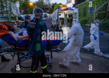 Paris, Frankreich. April 2020. Ein COVID-19 Patient wird am 22. April 2020 in einem EHPAD (Housing Establishment for Dependent Seniorly People) in Epinay sur seine bei Paris, Frankreich, zu einem Krankenwagen gerollt. Am Mittwoch wurden 29,741 Personen, die positiv auf das Coronavirus getestet wurden, ins Krankenhaus eingeliefert, was in den letzten 24 Stunden einen Rückgang um 365 Personen zur Konsolidierung einer einwöchigen Verlangsamung zur Verfügung stellte. Die Zahl der Patienten, die eine Intensivpflege benötigen, ist am 14. Tag in Folge gesunken. Kredit: Aurelien Morissard/Xinhua/Alamy Live News Stockfoto