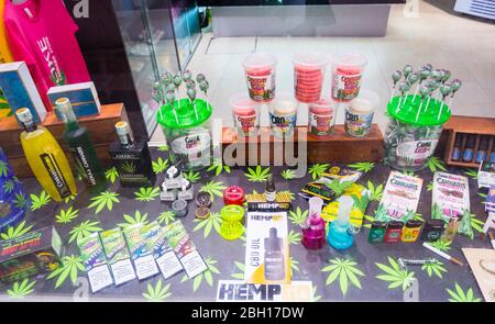 CBD und andere Cannabis-verwandte Produkte, Bezirk San Polo, Venedig, Italien Stockfoto