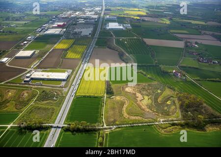 , Industriegebiet inLog-Park entlang der Bundesautobahn und Umgebung der A2 im Westen des Rhynern-Teils von Hamm, 18.04.2016, Luftaufnahme, Deutschland, Nordrhein-Westfalen, Ruhrgebiet, Bönen Stockfoto