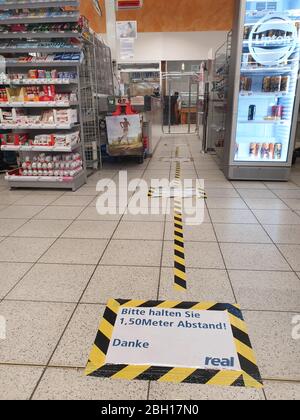 schild Abstand halten, Abstand halten, auf dem Boden eines Supermarktes, Corona-Krise 2020, Deutschland, Nordrhein-Westfalen Stockfoto