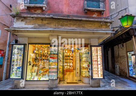 Glas- und Juweliergeschäft, Einkaufsstraße Rugeta del Ravano, San Polo-Viertel, Venedig, Italien Stockfoto