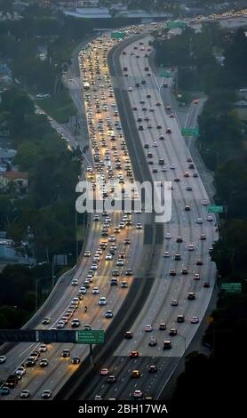 , Abendverkehr auf dem Santa Monica Freeway Interstate 10 in Los Angeles, 20.03.2016, Luftaufnahme, USA, Kalifornien, Los Angeles Stockfoto