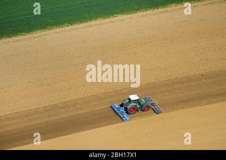 , Bauwerke auf erschütternden und säenden landwirtschaftlichen Feldern in Linnich, 11.04.2016, Luftaufnahme, Deutschland, Nordrhein-Westfalen, Niederrhein, Linnich Stockfoto