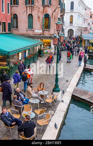 Bar Café Terrassen am Canal Grande, Riva del Ferro, San Marco, Venedig, Italien Stockfoto