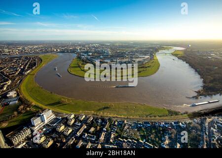 Binnenschifffahrt auf Erftkanal, Rhein, Kraftwerk Lausward und Medienhafen, 19.12.2020, Luftaufnahme, Deutschland, Nordrhein-Westfalen, Niederrhein, Düsseldorf Stockfoto