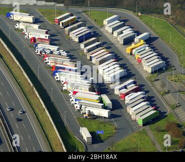 LKW-Parkplätze an der Autobahn Raststation und Parkplatz der A2 Rasthof Resser Mark in Gelsenkirchen, 27.02.2016, Luftaufnahme, Deutschland, Nordrhein-Westfalen, Ruhrgebiet, Gelsenkirchen Stockfoto