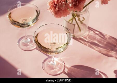 Zwei Gläser Sekt auf dem rosafarbenen Tisch Stockfoto