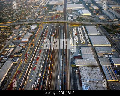 , Rangierbahnhof und Güterbahnhof in einem Industriegebiet entlang Bandini Blvd in Vernon, 20.03.2016, Luftaufnahme, USA, Kalifornien, Vernon Stockfoto