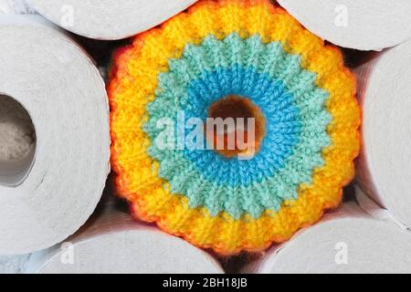 Gestrickte Toilettenpapiermütze, Deutschland Stockfoto