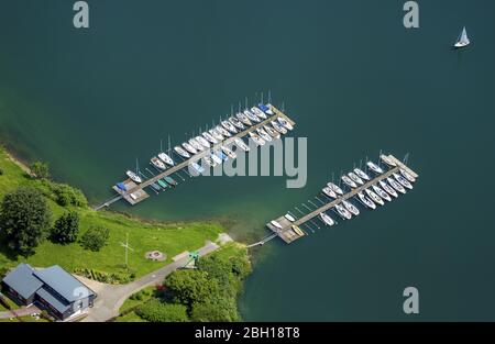 Marina - Hafengebiet am Ufer des Segel-Club Hennesee e.V. Meschede Berghauser Bucht in Meschede, 07.06.2016, Luftaufnahme, Deutschland, Nordrhein-Westfalen, Sauerland, Meschede Stockfoto