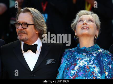 VENEDIG, ITALIEN - SEPTEMBER 01: Meryl Streep und Gary Oldman gehen während der Vorführung des 'The Laundromat' auf dem roten Teppich Stockfoto