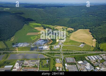 Lagerkomplex-Gebäude im Industriegebiet Enste Nord an der A 46 in Meschede mit Siedlungen der Firmen EVENTECHNIK SUeDWESTFALEN, ITH Stockfoto