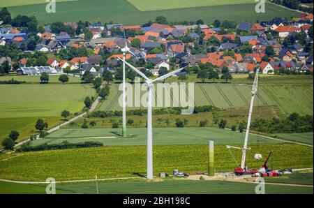 , Windräder auf einem Feld in Belcke, 07.06.2016, Luftaufnahme, Deutschland, Nordrhein-Westfalen, Sauerland, Warstein Stockfoto