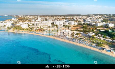 Vogelperspektive auf Pantachou - Limanaki-Strand (Kaliva), Ayia Napa, Famagusta, Zypern. Die Wahrzeichen Touristenattraktion Bucht mit goldenem Sand, sma Stockfoto