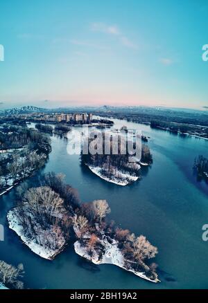 Panorama-Luftaufnahme: Wunderschöne Frühlingslandschaft: Der Irtysch-Fluss in Kasachstan erwacht aus dem Winterschlaf - Eisdrift - Schnee und Eis schmelzen Stockfoto