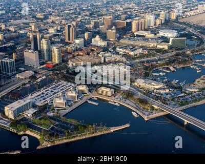 Waterfront in Long Beach, die Skyline und Gebäude der Innenstadt von Long Beach im Hintergrund, 20.03.2016, Luftaufnahme, USA, Kalifornien, Long Beach Stockfoto