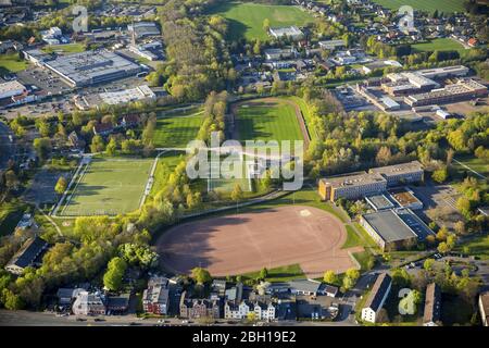 Sportplatz und Fußballplatz des Adolf-Brühl-Stadions am Galilei-Gymnasium in Hamm-Bockum-Hoevel, 21.04.2016, Luftaufnahme, Deutschland, Nordrhein-Westfalen, Ruhrgebiet, Hamm Stockfoto