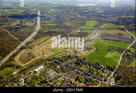 Fluss Emscher mit neu errichtenRegenwasserrückhaltebecken in Castrop-Rauxel-Ickern, 18.04.2016, Luftaufnahme, Deutschland, Nordrhein-Westfalen, Ruhrgebiet, Castrop-Rauxel Stockfoto