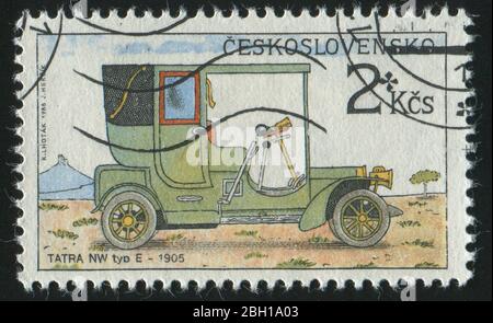 TSCHECHOSLOWAKEI - UM 1988: Briefmarke gedruckt von Tschechoslowakei, zeigt Retro-Auto, um 1988. Stockfoto