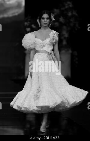 SEVILLA, SPANIEN - JAN 30: Modell mit Kleid aus der Preludio-Kollektion des Designers Luis Fernandez im Rahmen der SIMOF 2020 (Foto: Mickael Chavet) Stockfoto