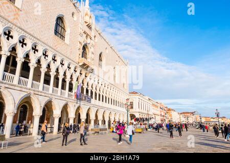 Riva Degli Schiavoni, vor dem Palazzo Ducale, San Marco, Venedig, Italien Stockfoto