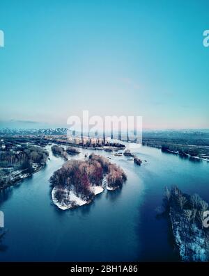 Panorama-Luftaufnahme: Wunderschöne Frühlingslandschaft: Der Irtysch-Fluss in Kasachstan erwacht aus dem Winterschlaf - Eisdrift - Schnee und Eis schmelzen Stockfoto